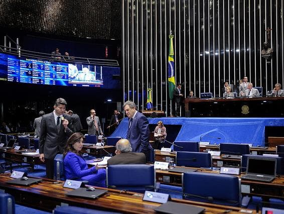 Senado aprova redução de imposto sobre remessa de dinheiro ao exterior