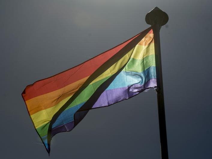 Entenda o significado e a origem da bandeira gay