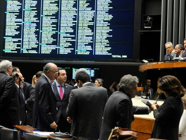 Com estatais, Temer tem primeira derrota na Câmara