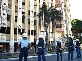 Crianças impedem polícia de desocupar hotel no centro de Brasília