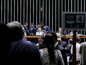 Impeachment, governo interino e nova meta fiscal contaminam votação de vetos