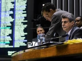 Jucá volta ao Congresso e nega ter agido contra a Lava Jato