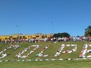 Manifestantes se deitam e formam a palavra "golpe" no gramado do Congresso