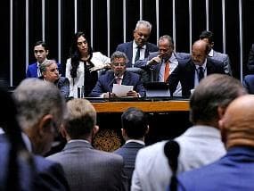 Cunha muda de ideia e deputados do Norte começam votação