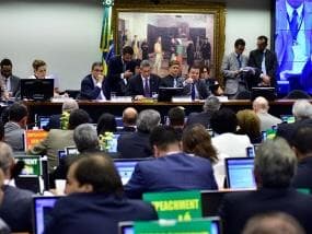 Comissão aprova parecer do impeachment na Câmara