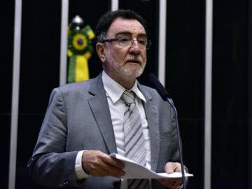 PT chama deputados de licença para votar contra impeachment