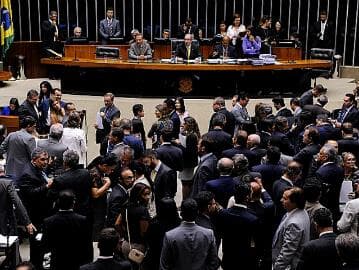 Deputados favoráveis ao impeachment somam 261 votos, diz jornal