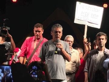 Chico Buarque discursa contra o impeachment no Rio de Janeiro