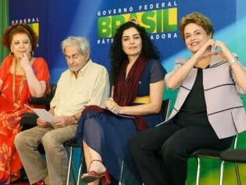 Intelectuais e artistas levam a Dilma ato contra impeachment