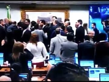 Vídeo: deputados trocam empurrões na Comissão do Impeachment