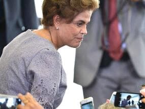 Dilma fala em golpe contra a democracia e nega renúncia