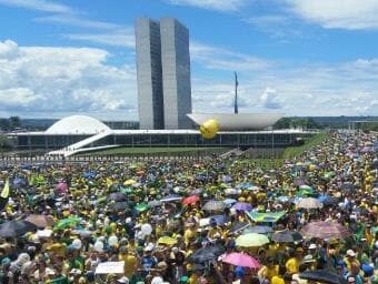 Contra o governo, milhões vão às ruas em 326 cidades