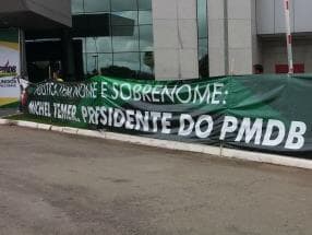 "Fora, Dilma" e "fora, PT" marcam encontro do PMDB