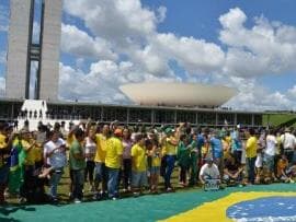 Governo tenta evitar confronto entre manifestantes em Brasília