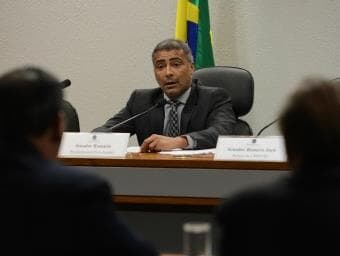 Presidente da CBF está fugindo da CPI do Futebol, diz Romário