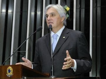 Delcídio deixa comando da Comissão de Assuntos Econômicos do Senado