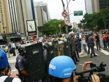 Após protestos diários, Alckmin suspende reorganização escolar em SP