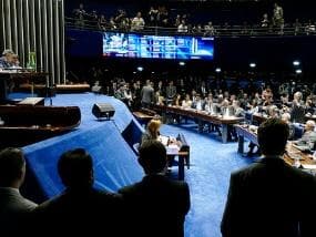 Plenário do Senado decide manter prisão de Delcídio