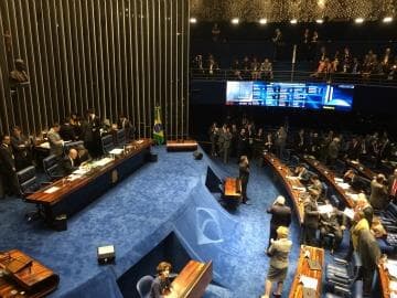 Senado discute se abre ou fecha voto sobre prisão de Delcídio