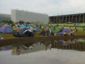 Acampamento em frente ao Congresso terá de ser retirado em 48h