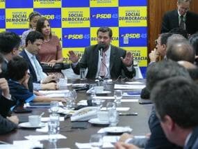 PSDB na Câmara agora decide pedir saída de Cunha