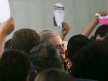 'Fora, Cunha' interrompe entrevista do presidente da Câmara