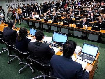 Comissão da Câmara acelera processo de cassação de deputados