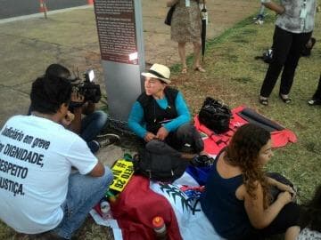 Vídeo: por reajuste, servidora se prende a poste em frente ao Congresso