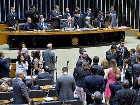 Ausência de deputados da base derruba sessão para votar vetos