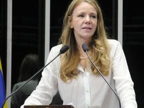 Senadora sugere que parlamentares reduzam os próprios salários