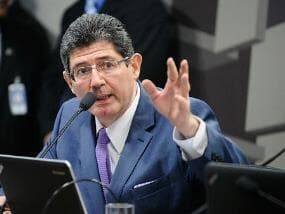 Levy diz que governo tem de cortar mais gastos