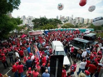 Frente democrática faz ato a favor do PT e contra 'golpe' da direita