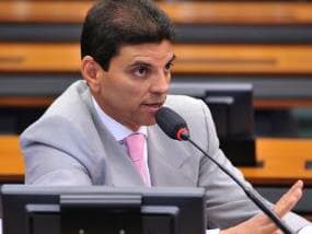 Deputado quer 'guerra aos fakes criminosos'