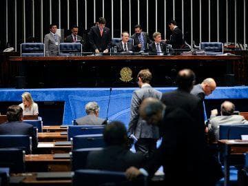 Senado adia votação que diminui limite para doações de campanha