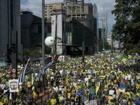 Milhares de manifestantes tomam conta da Paulista