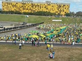 Protestos reúnem 25 mil pessoas em Brasília, diz PM