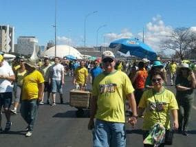 Manifestantes seguem para a Esplanada