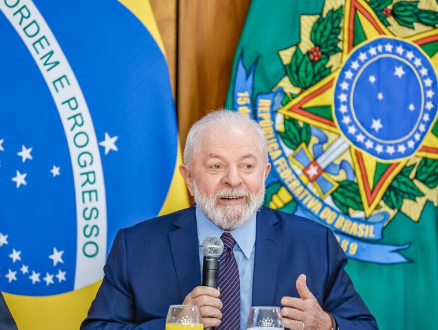 Lula fala a jornalistas sobre medo de anestesia: "Dormir e não acordar mais"