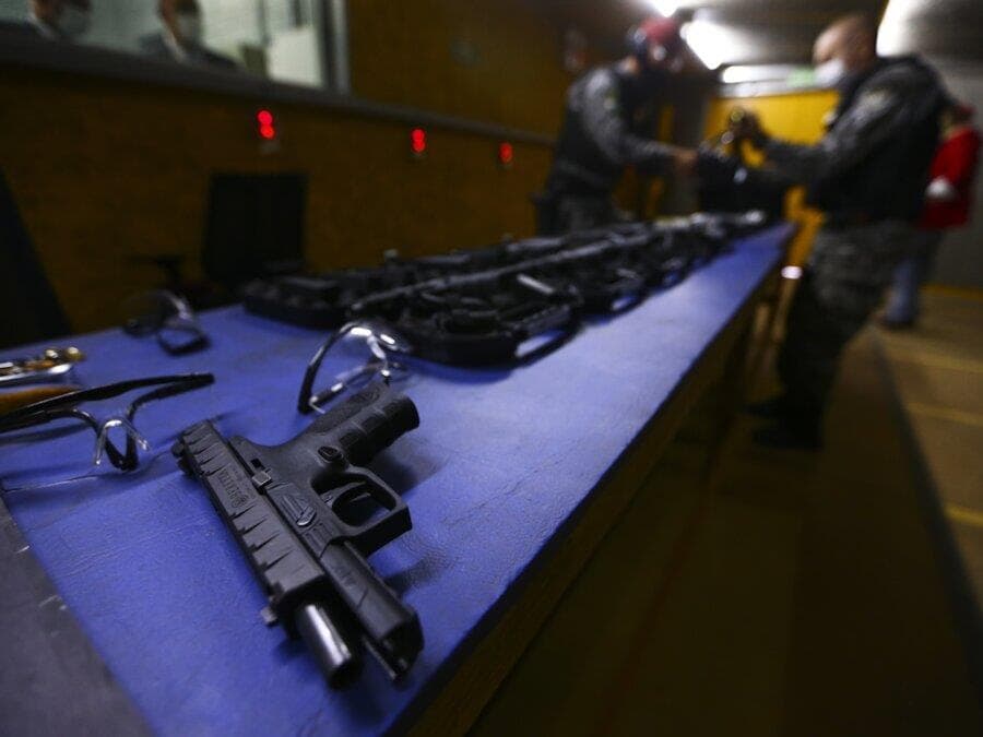 Armas e munições serão taxadas por imposto seletivo na reforma tributária