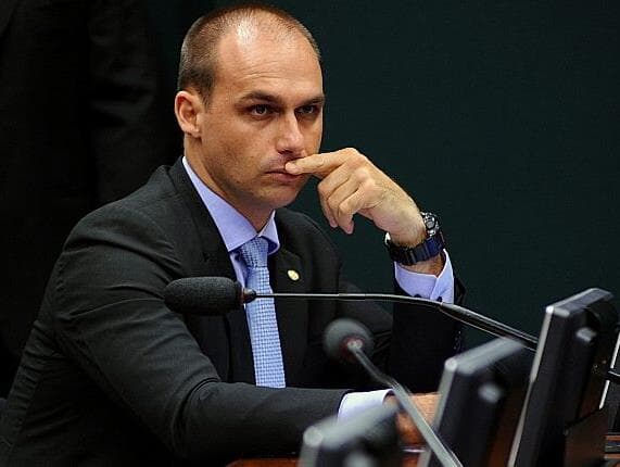 Justiça dá 72h para Eduardo Bolsonaro excluir postagens que ligam Omar Aziz à pedofilia