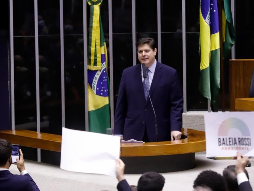 Baleia promete orçamento impositivo e critica emendas a aliados do governo