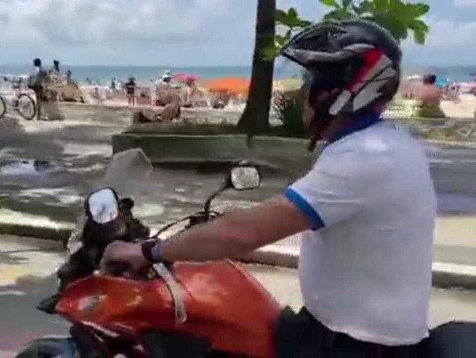 Bolsonaro passeia de moto no Guarujá e, sem máscara, cumprimenta apoiadores