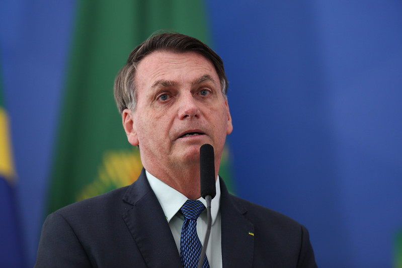 Bolsonaro quer volta às aulas em escolas militares a partir de segunda