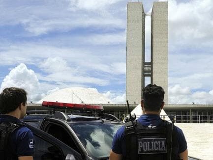 Bolsonaro envia PL para garantir reajuste de policiais do DF