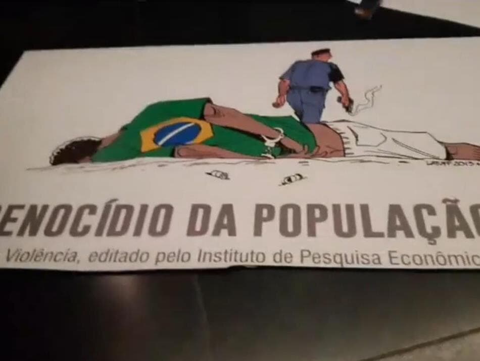 Deputado do PSL quebra placa contra genocídio negro na Câmara; veja o vídeo