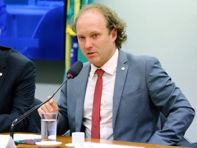 Política ambiental está nas trevas, diz presidente da Comissão de Meio Ambiente