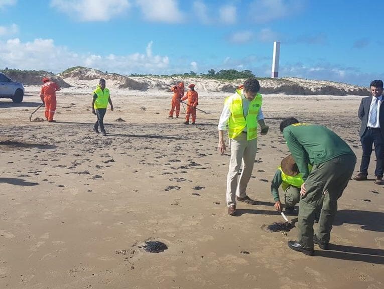 Mais de 100 toneladas de óleo atingem as praias do Nordeste, segundo Salles