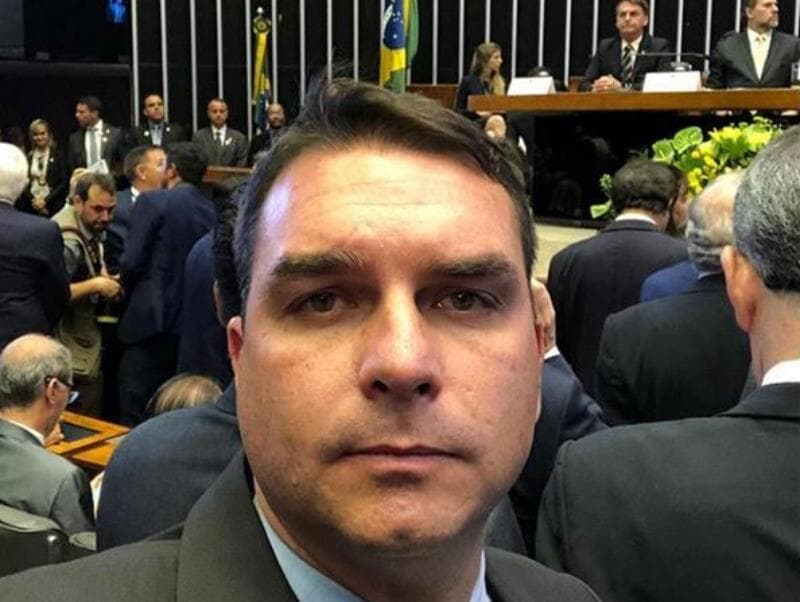 Flávio Bolsonaro autorizou irmã de milicianos a assinar cheques de sua campanha ao Senado