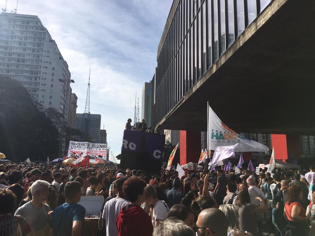 Manifestantes contrários a Bolsonaro fazem ato pelo país