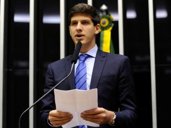 Herdeiros políticos, pastor "ex-gay" e bolsonaristas encabeçam lista de campeões de votos na Câmara